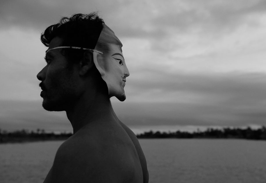 01_honeyhunter.sunderbans.mask.blackandwhite.india.jpg